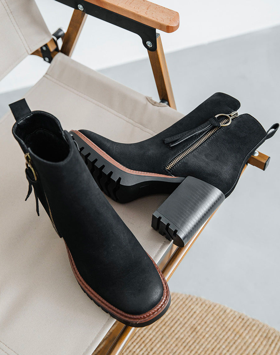 Bottines noires à talon et détail marron