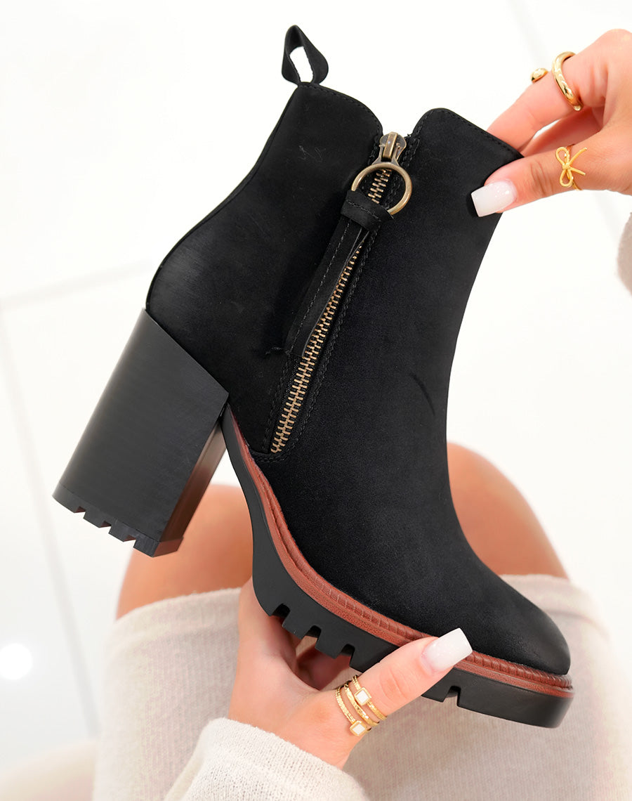 Bottines noires à talon et détail marron