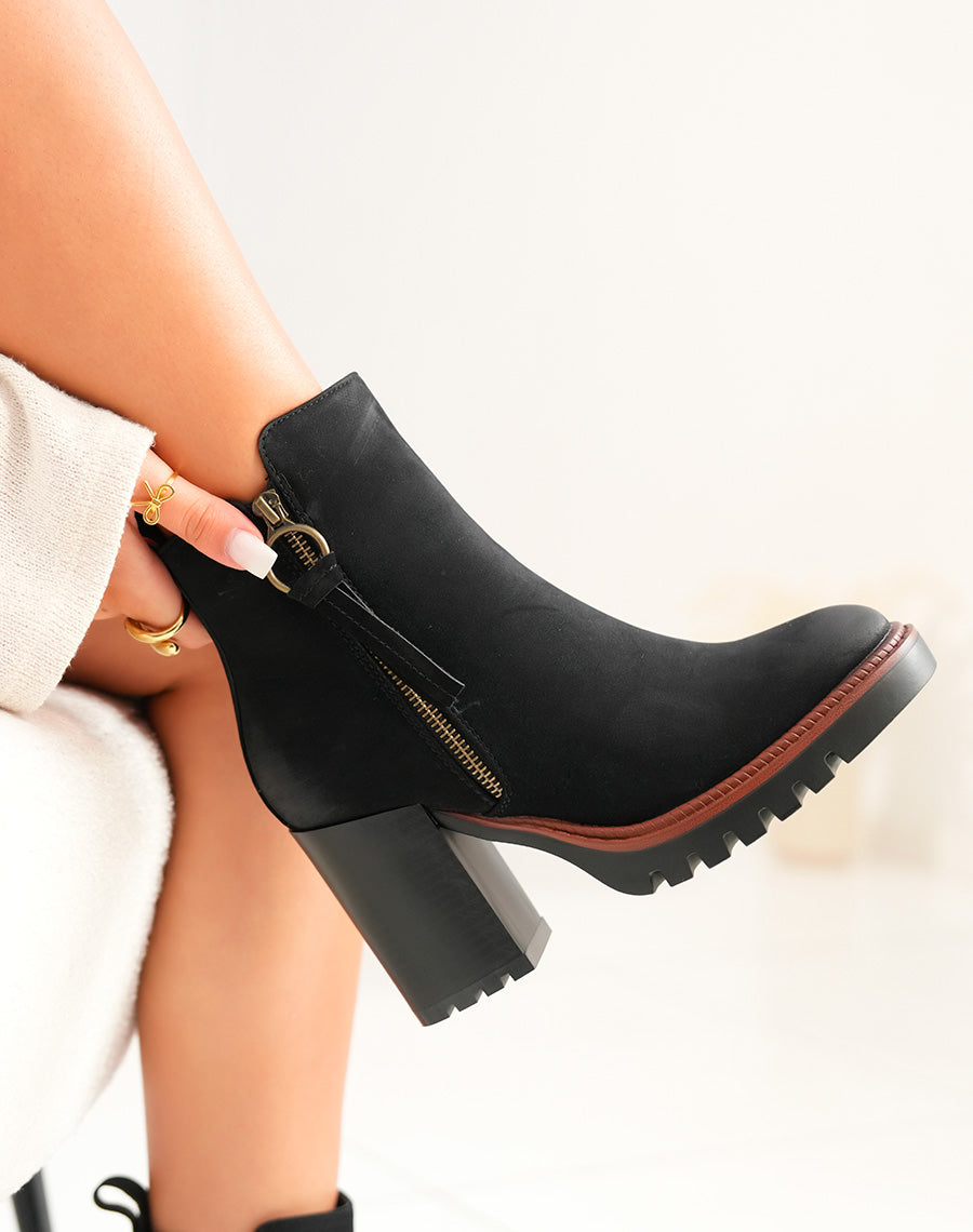 Bottines noires à talon et détail marron
