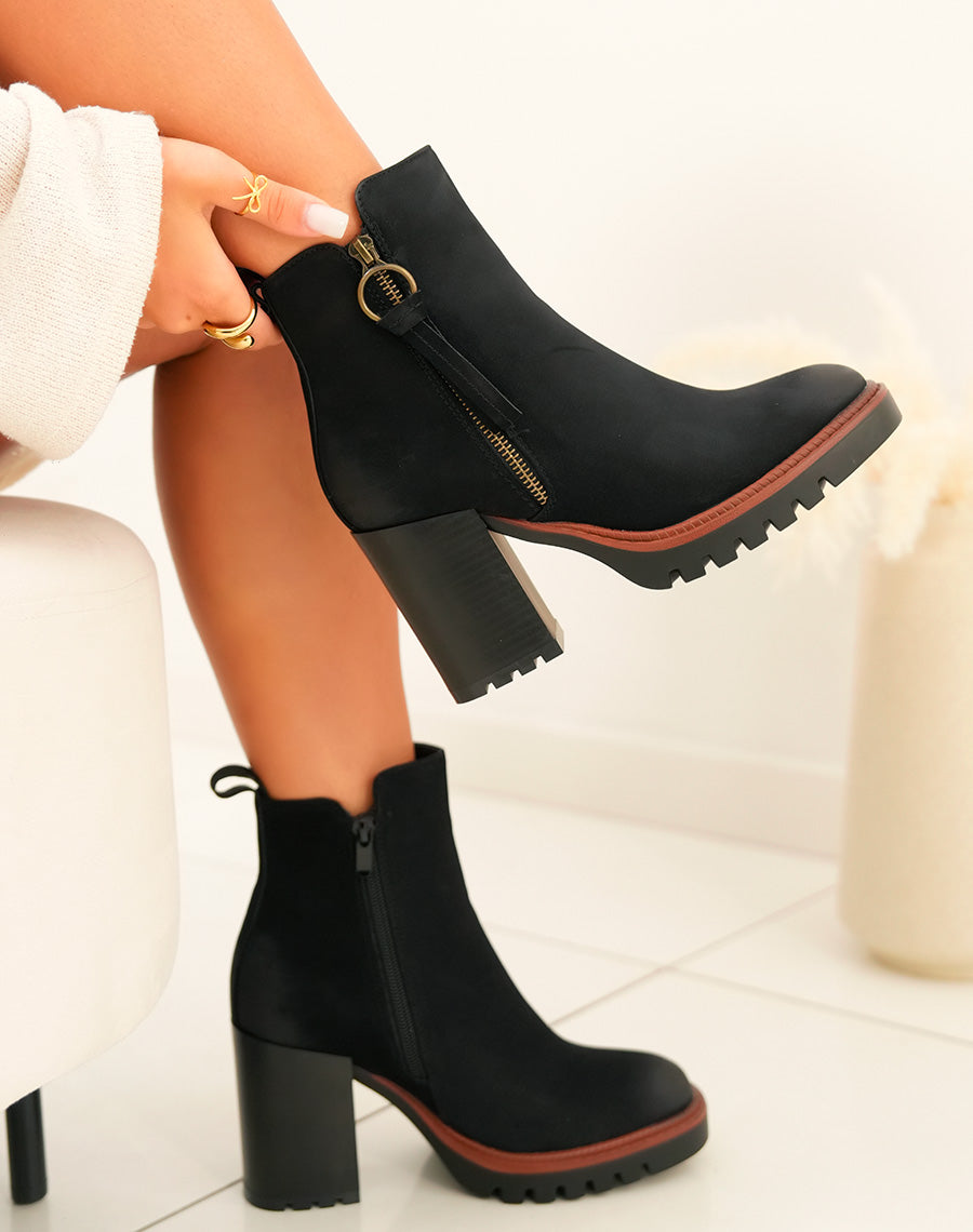 Bottines noires à talon et détail marron