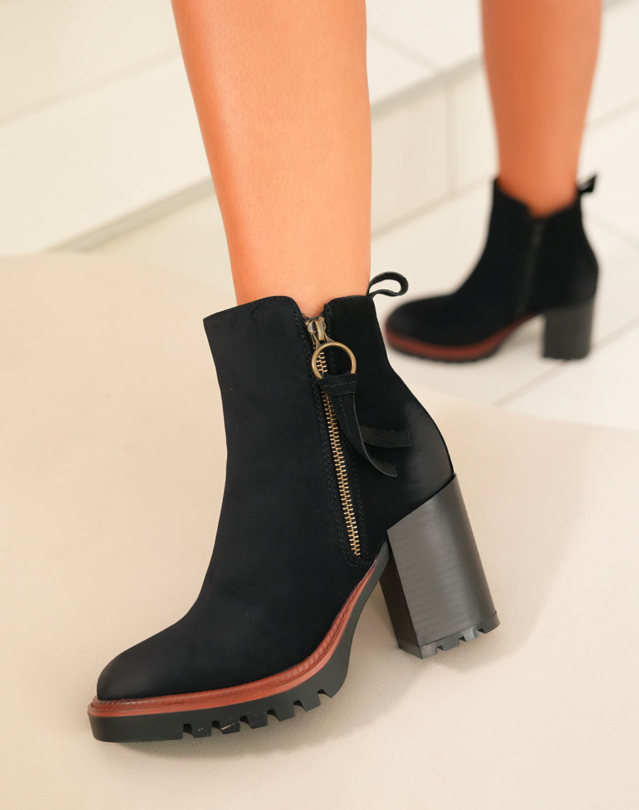 Bottines noires à talon et détail marron