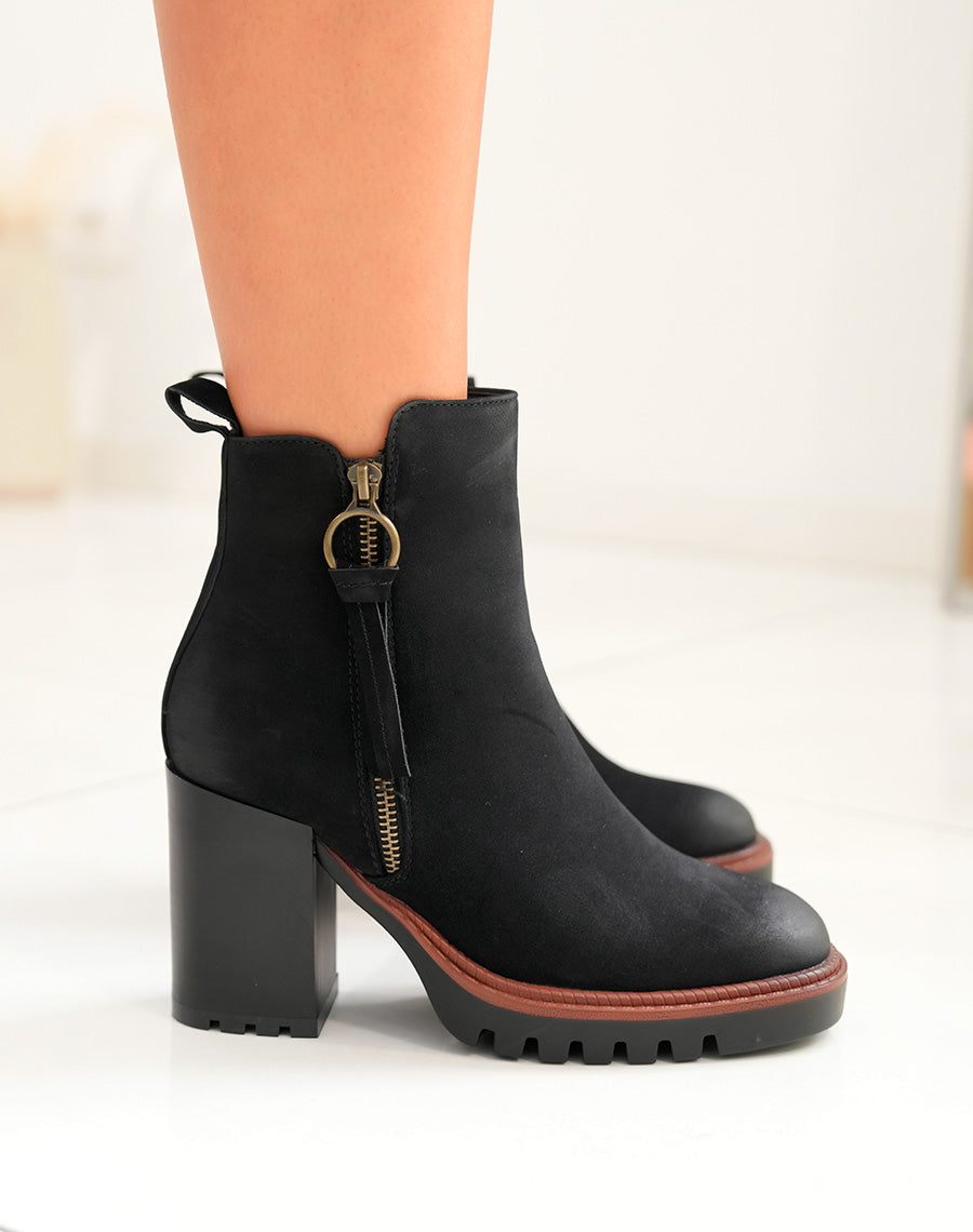 Bottines noires à talon et détail marron