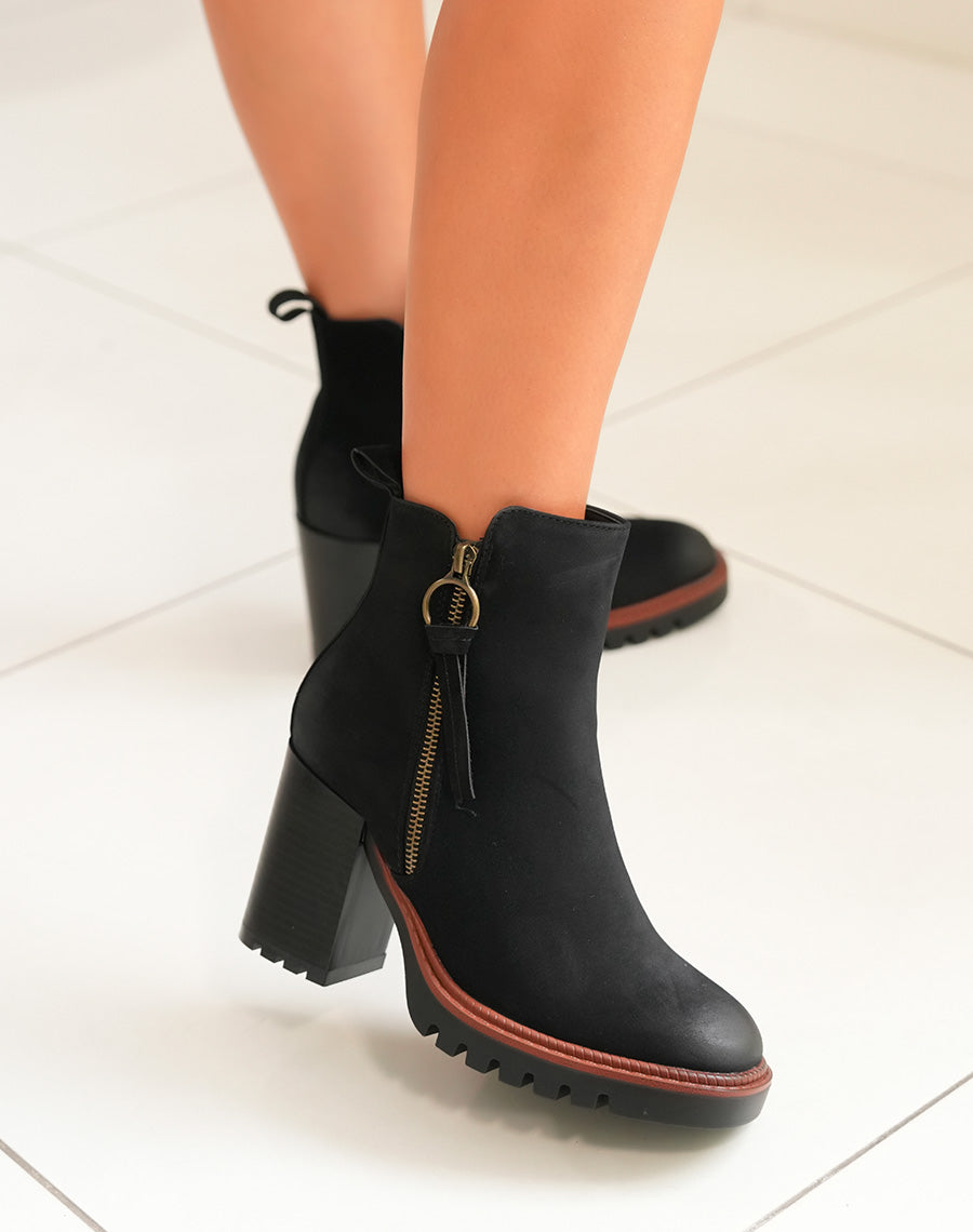 Bottines noires à talon et détail marron