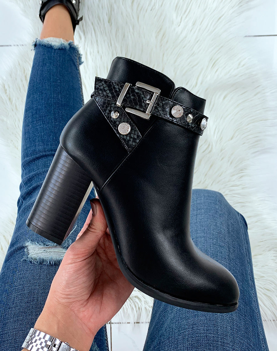 Bottines noires à talon et à fine bride croco