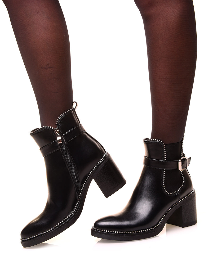 Bottines noires à talons ajourées de clous