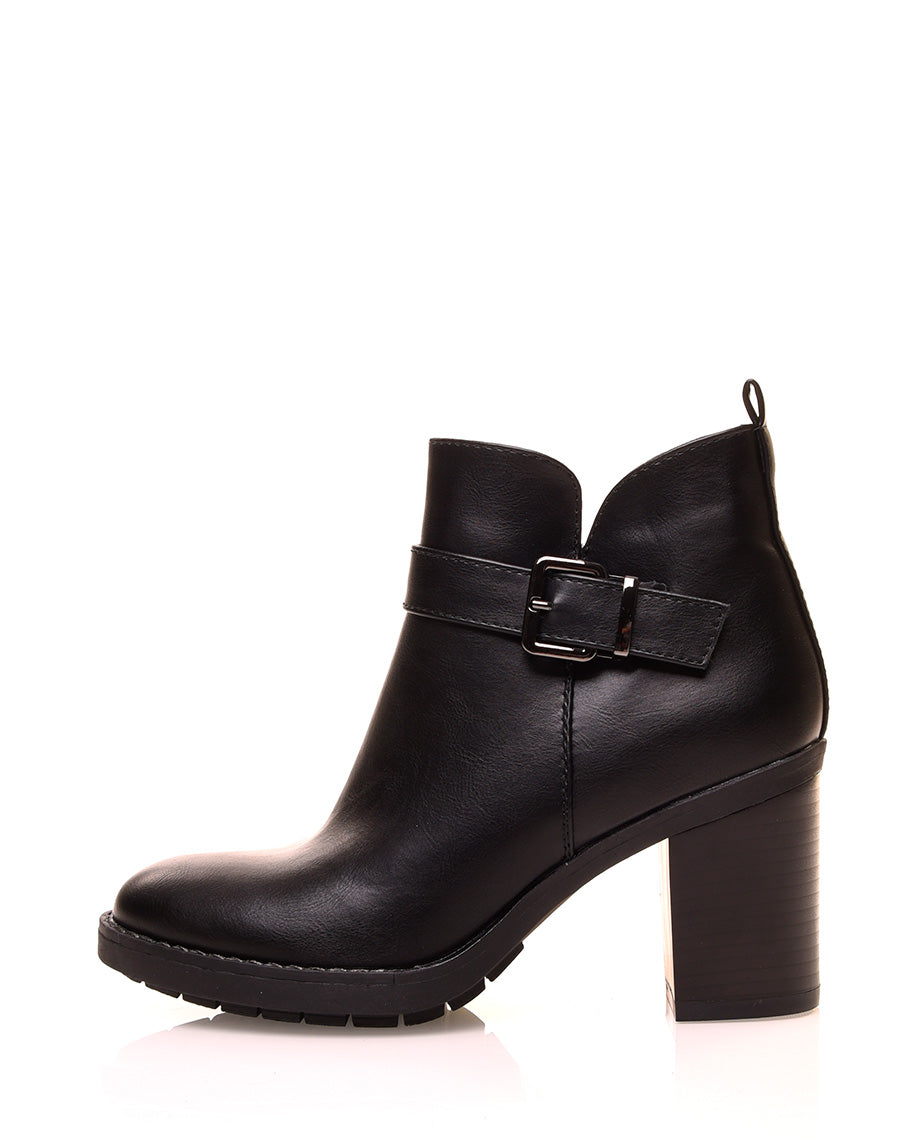 Bottines noires à talons carrés et à sangle