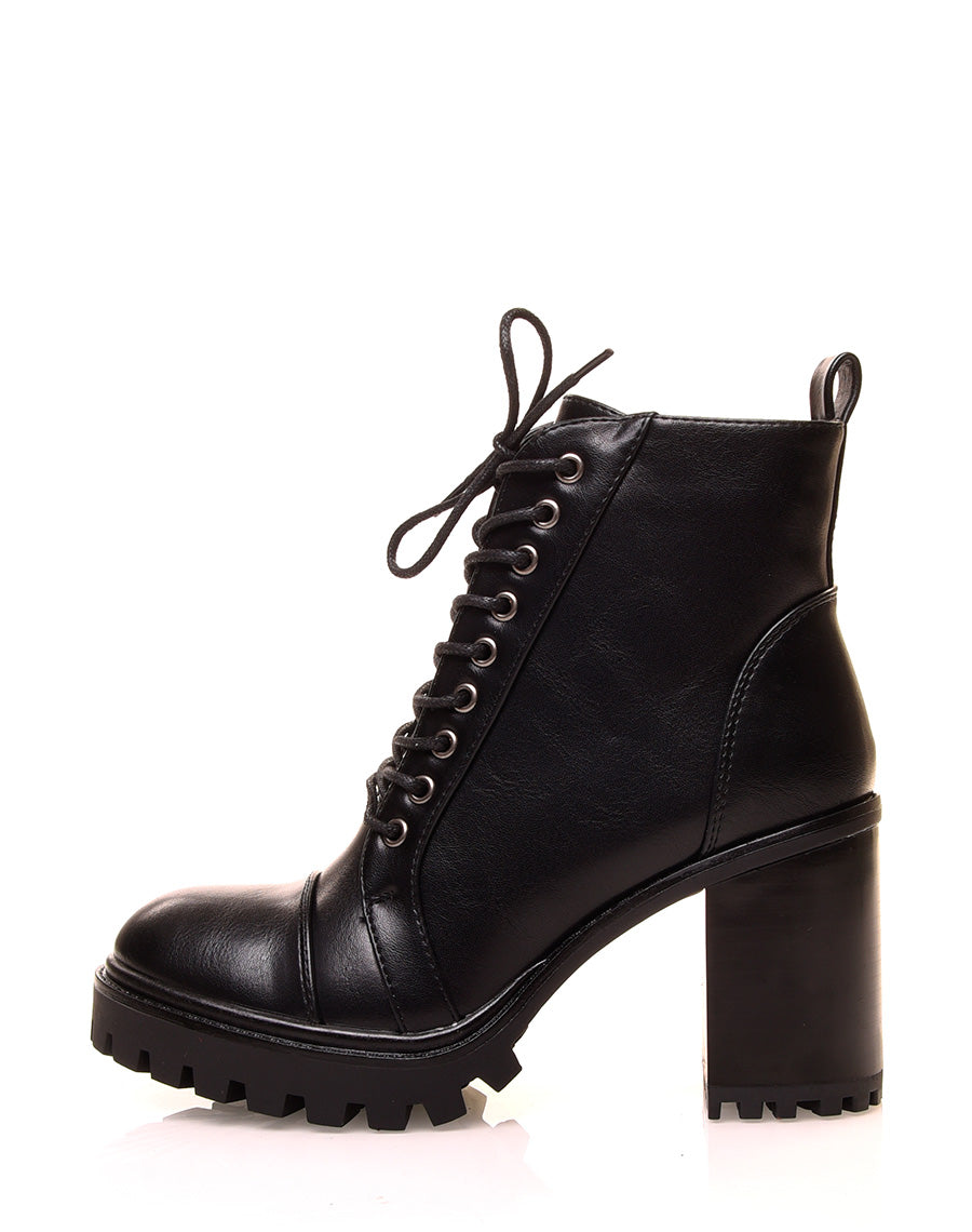 Bottines noires à talons et à lacets