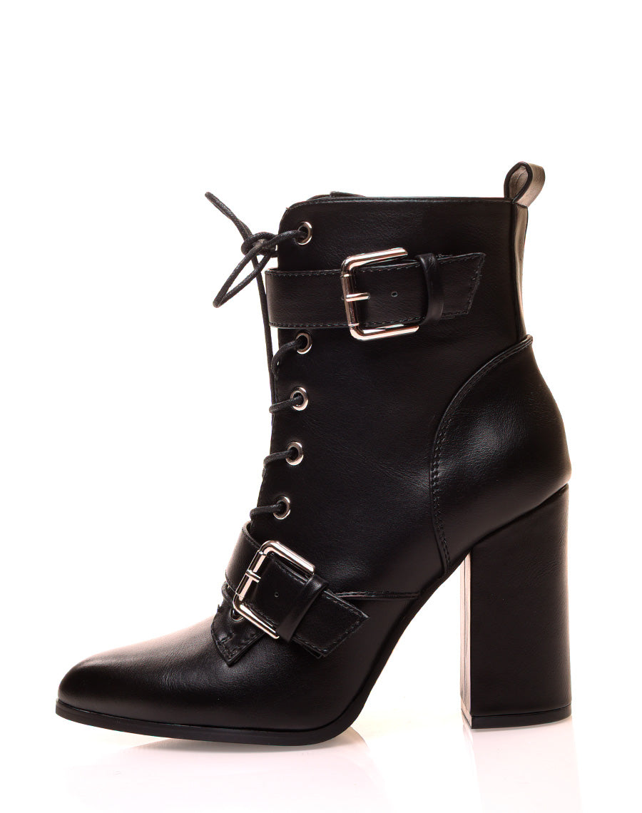 Bottines noires à talons et à lacets