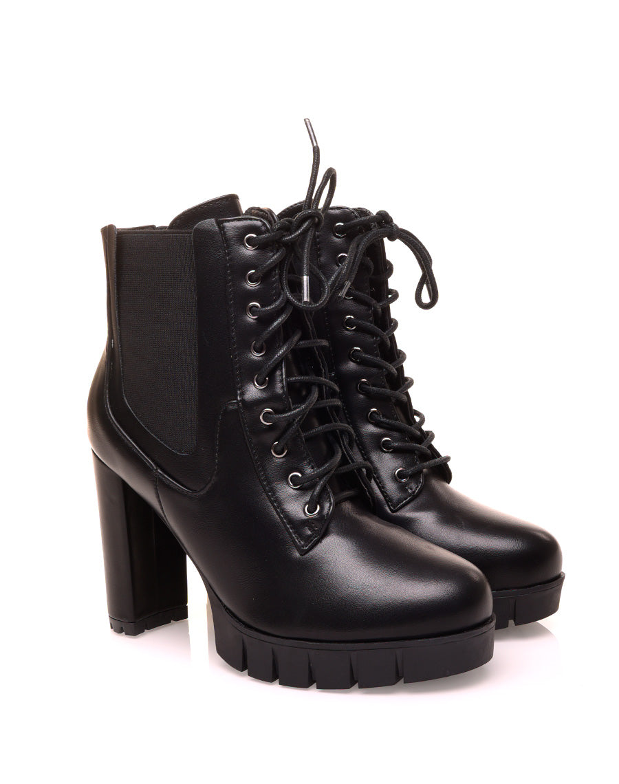 Bottines noires à talons et à lacets