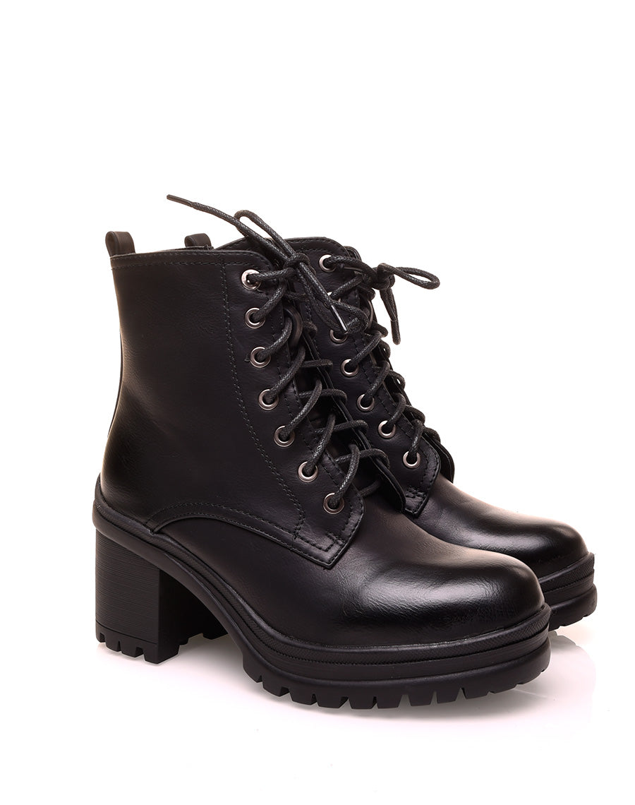 Bottines noires à talons et à lacets
