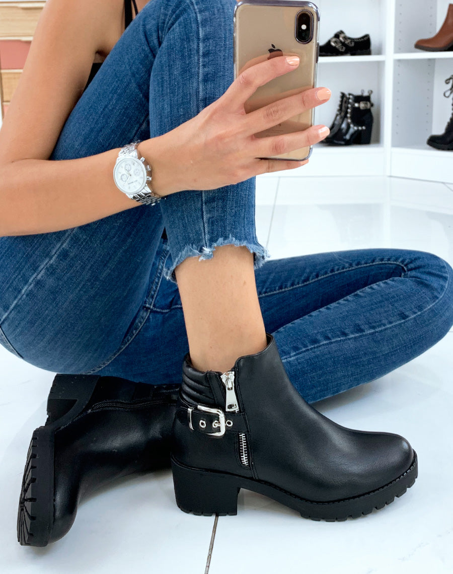 Bottines noires à talons et à zip décoratif