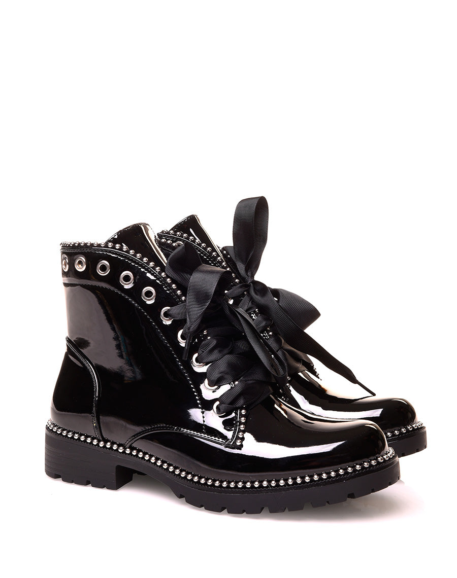 Bottines noires vernies ajourées de clous