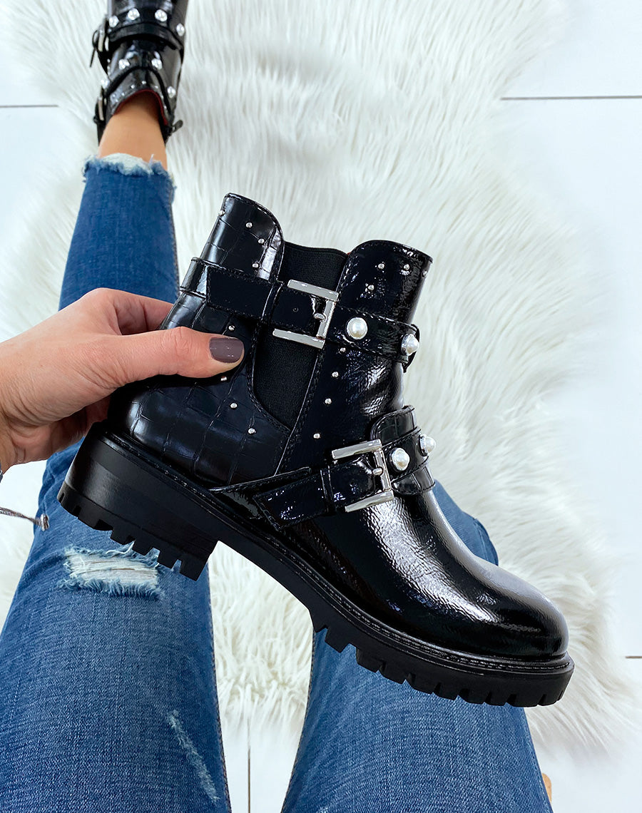 Bottines noires vernies effet croco à lanières et ornements