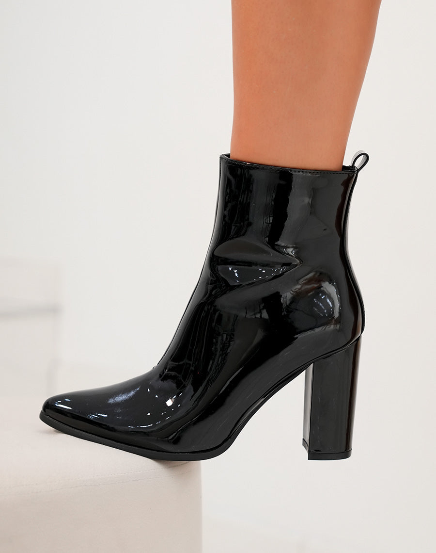 Bottines noires vernies à talons carré et à bouts pointus