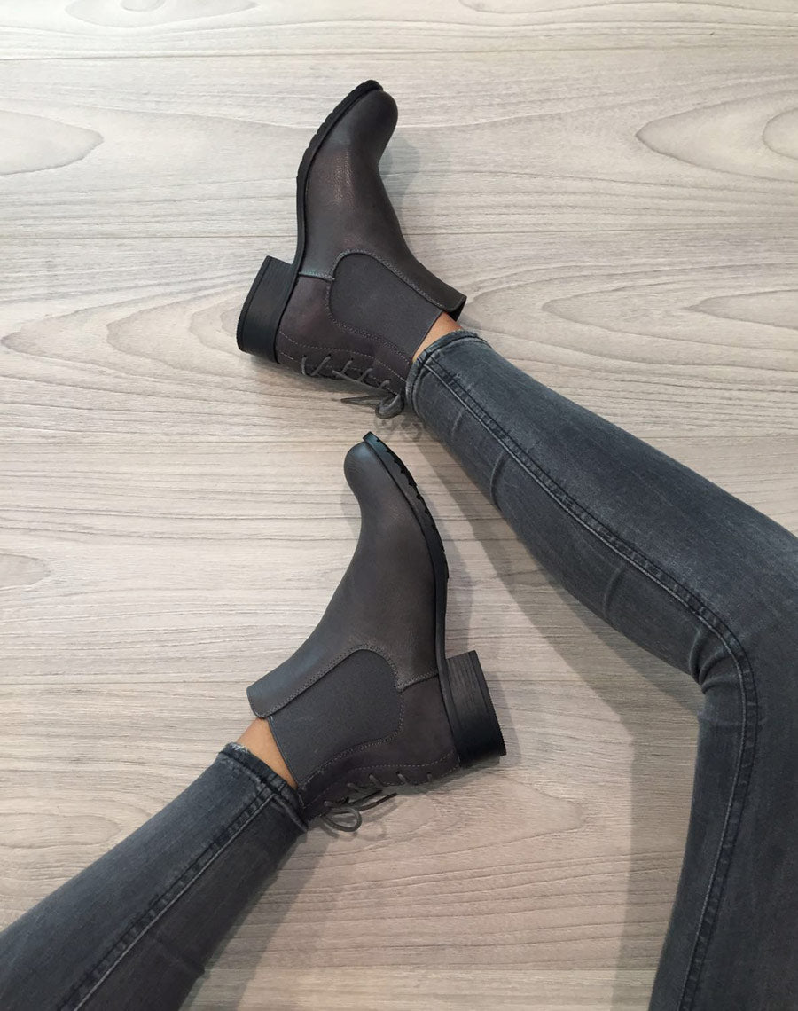Bottines plates bi matières grises avec lacet décoratif arrière