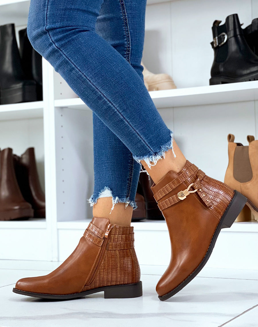 Bottines plates camel à double lanières et bijoux dorés