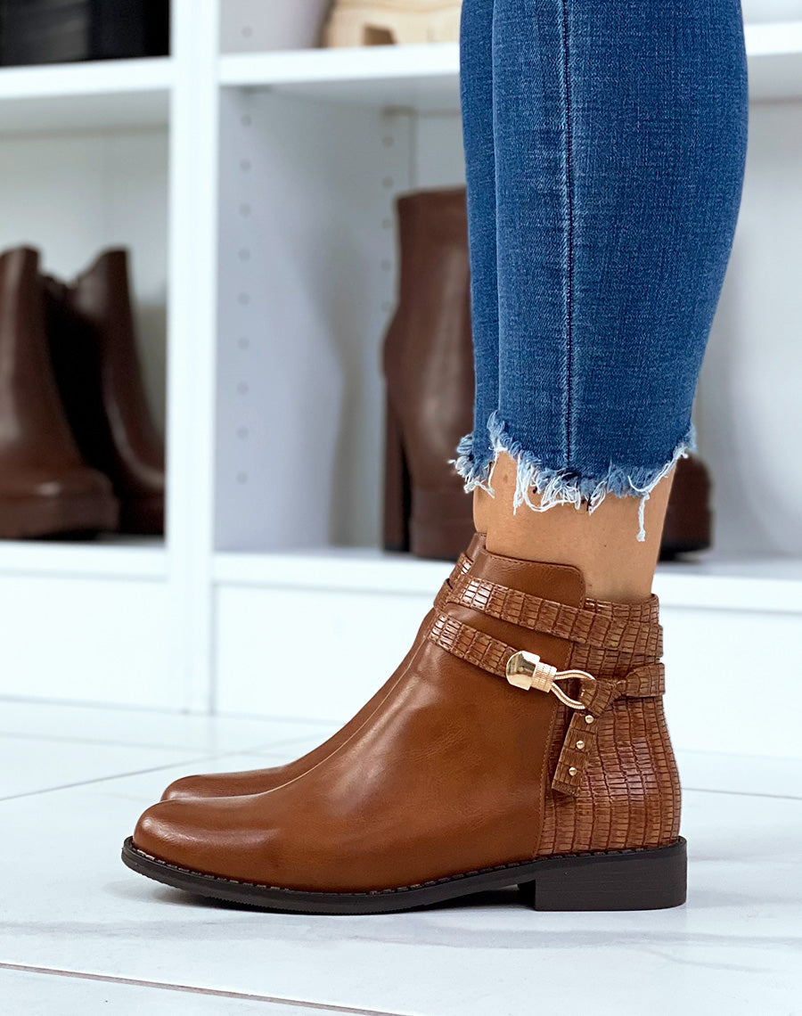 Bottines plates camel à double lanières et bijoux dorés