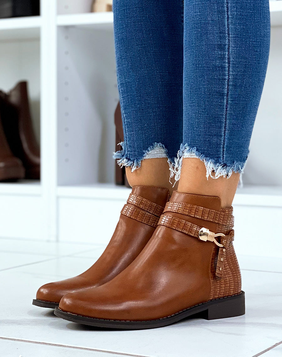 Bottines plates camel à double lanières et bijoux dorés