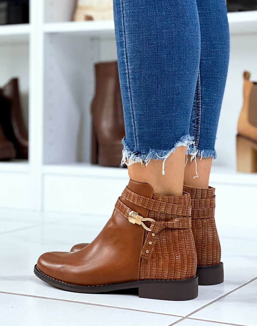 Bottines plates camel à double lanières et bijoux dorés