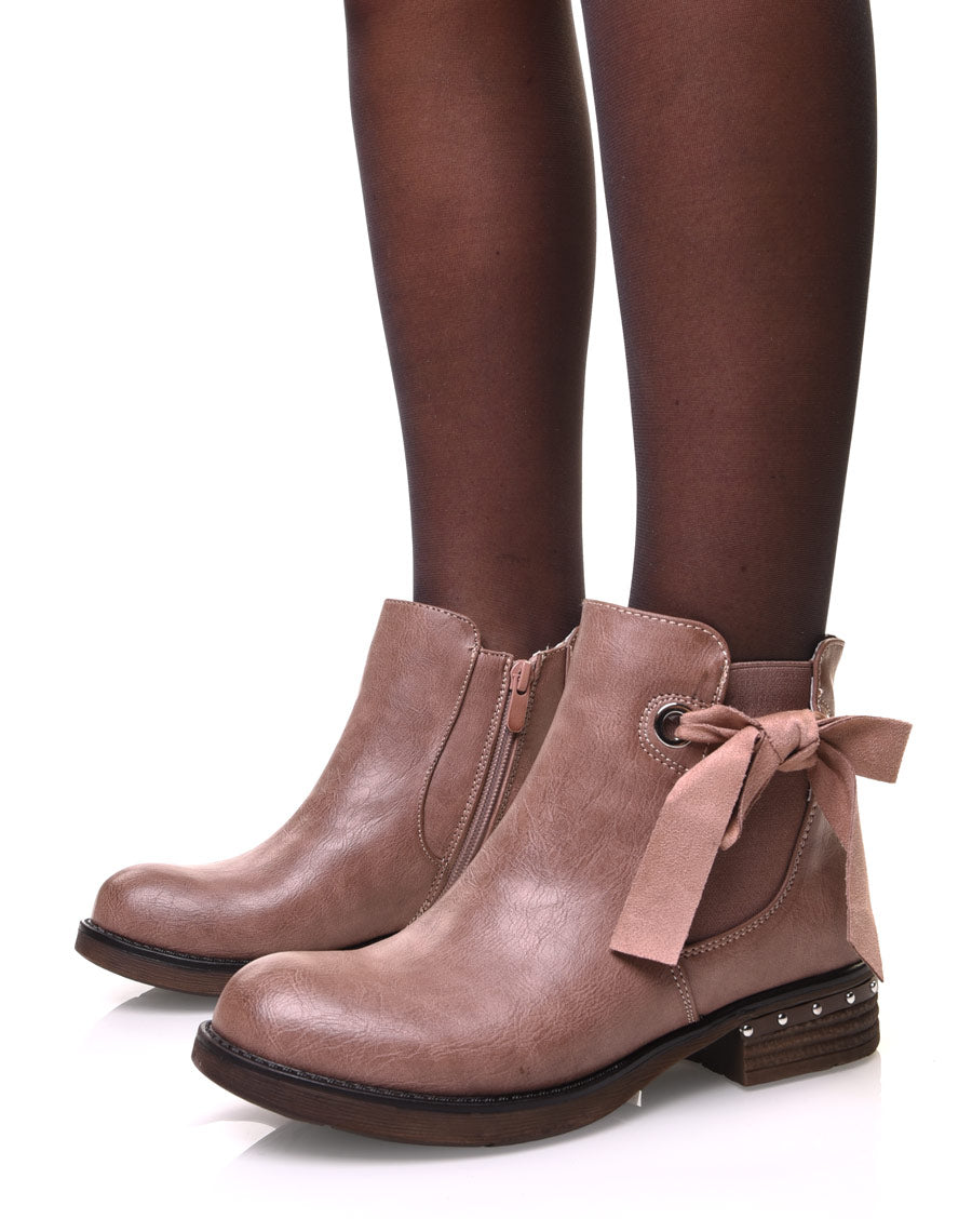 Bottines roses à nœud et œillets