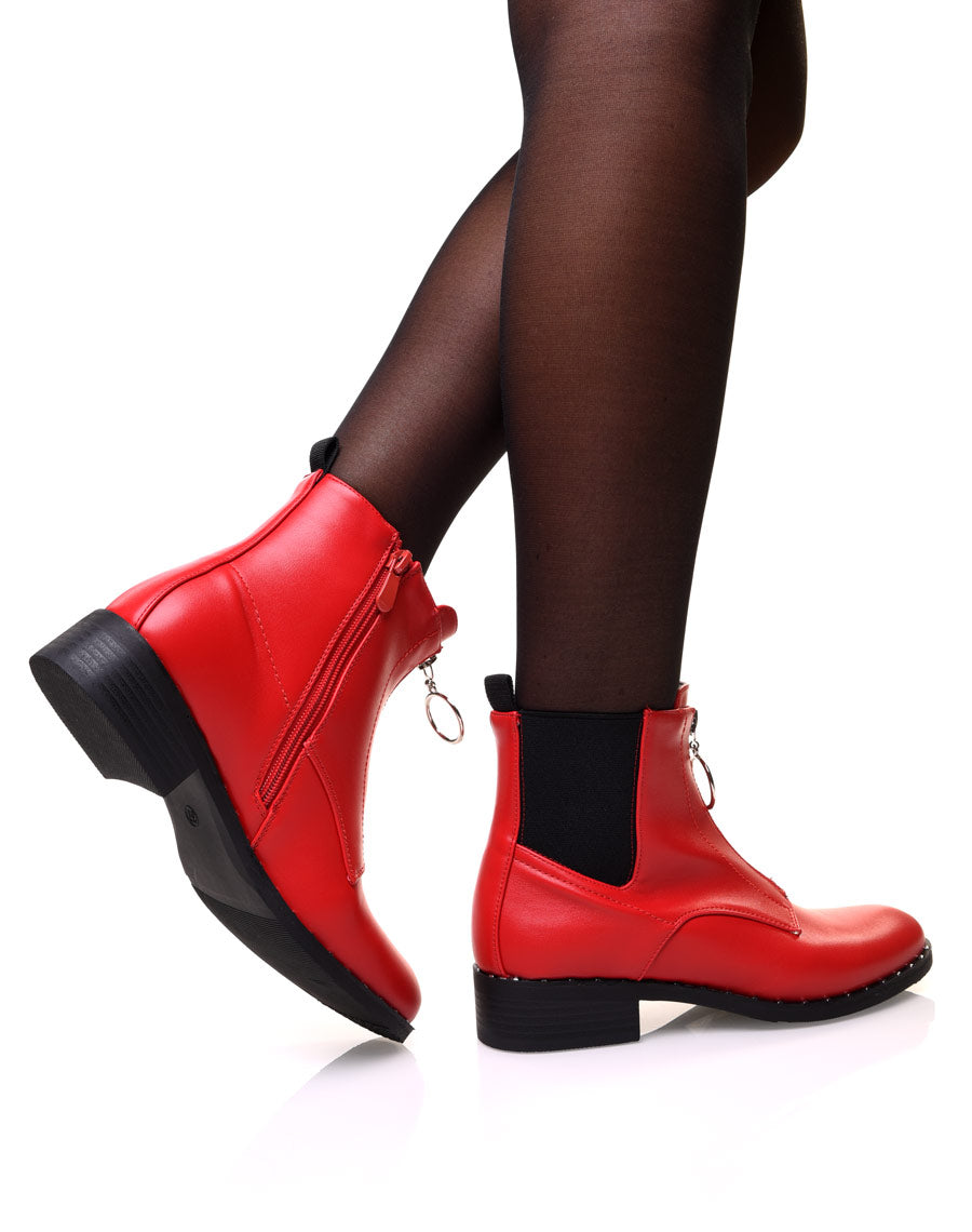 Bottines rouges à semelle cloutée et fermeture éclaire décorative à l’avant