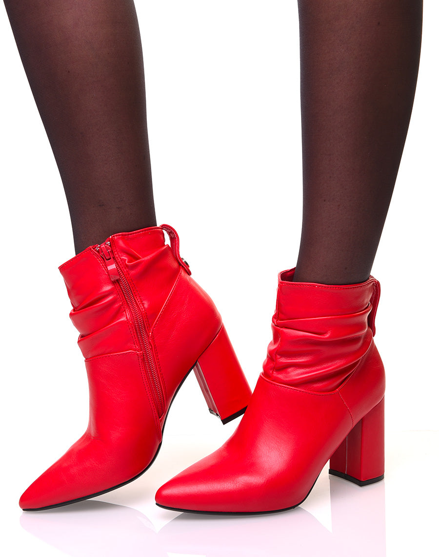Bottines rouges à talons carrés et bouts pointus effet plissé