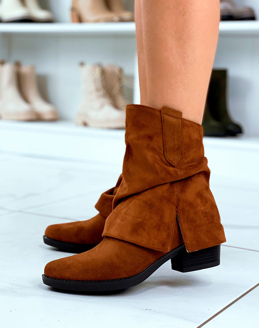 Santiags camel boots: a bohemian touch in suede