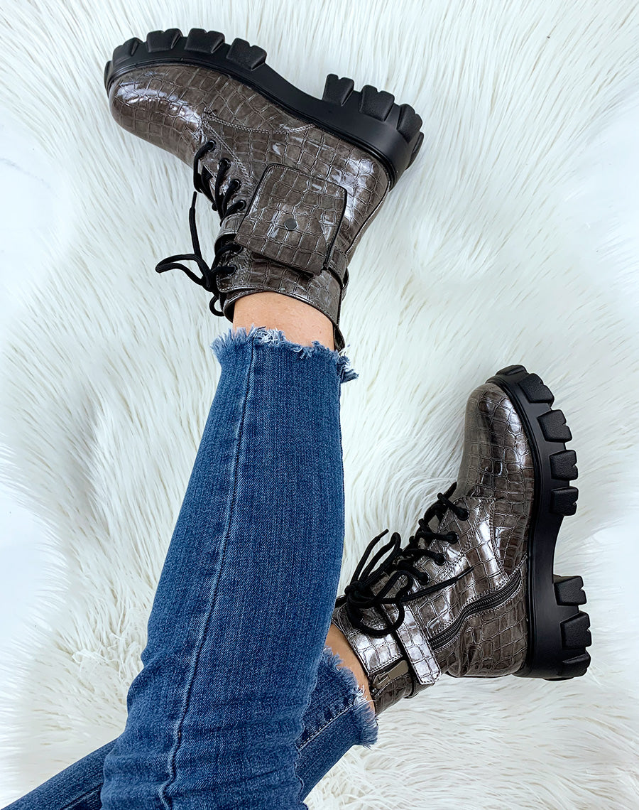 Bottines à semelle cranté effet croco à pochette kaki