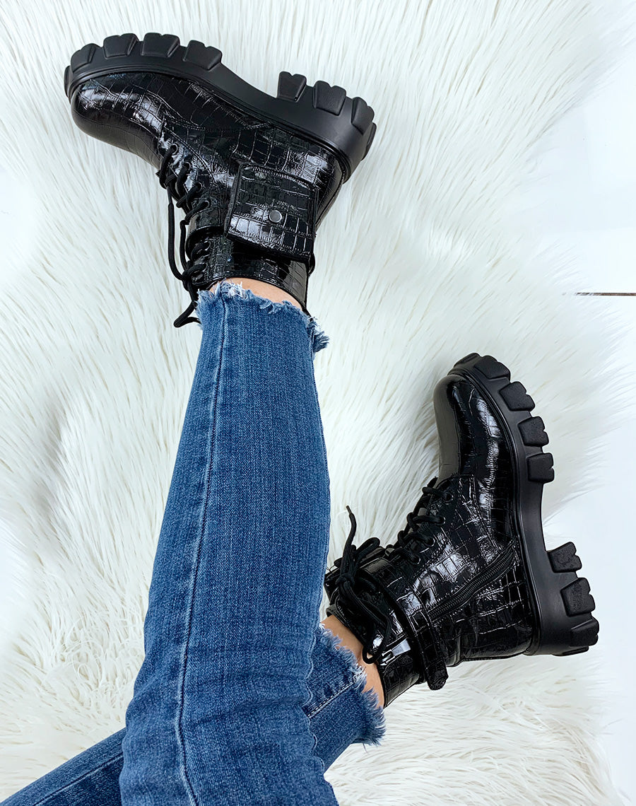 Bottines à semelle cranté effet croco à pochette noire