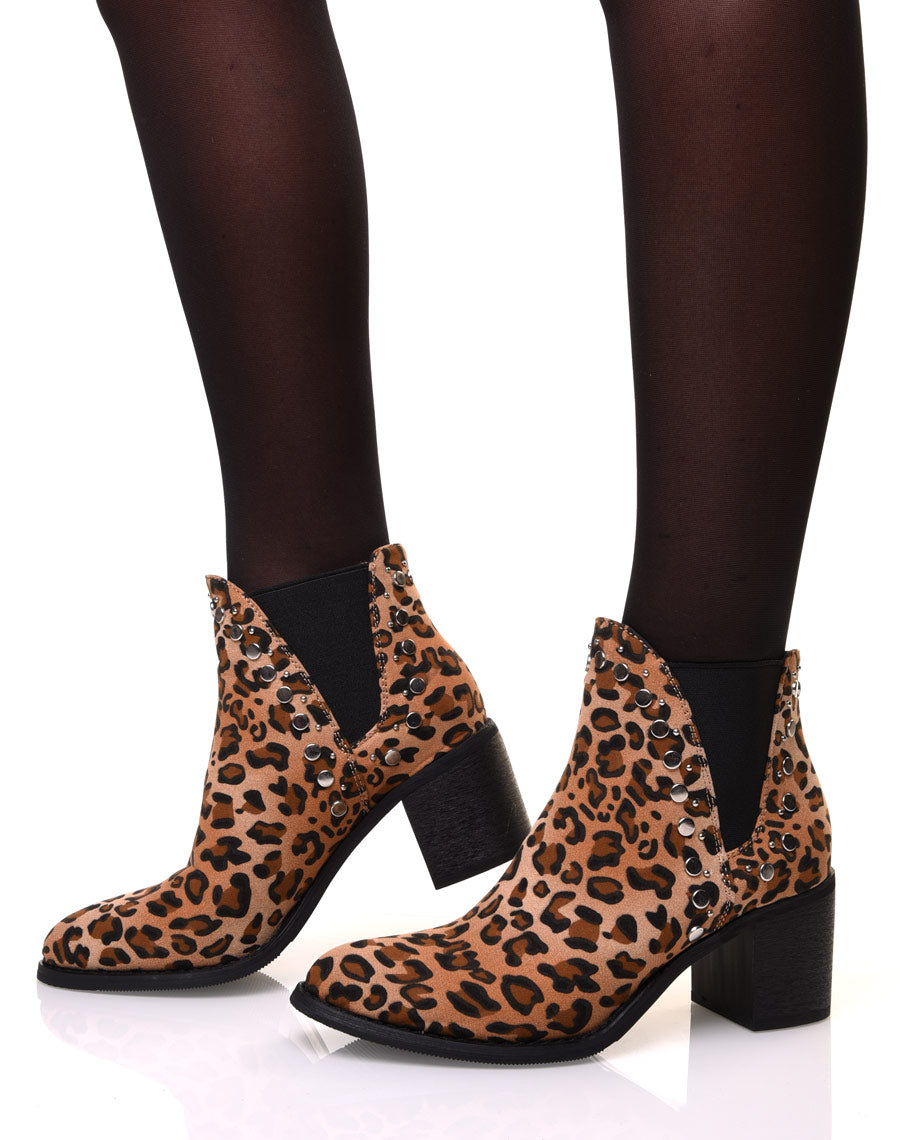 Bottines à talon aux motifs leopard et détails cloutés