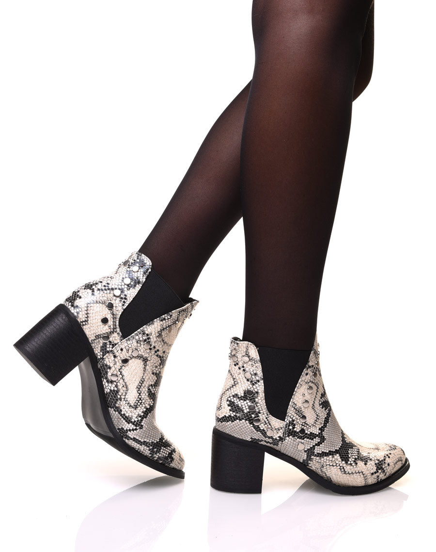Bottines à talon aux motifs serpent et détails cloutés