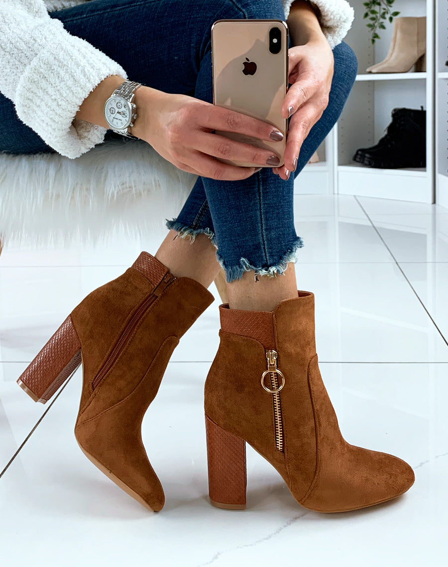 Bottines à talon en suédine camel et effet croco