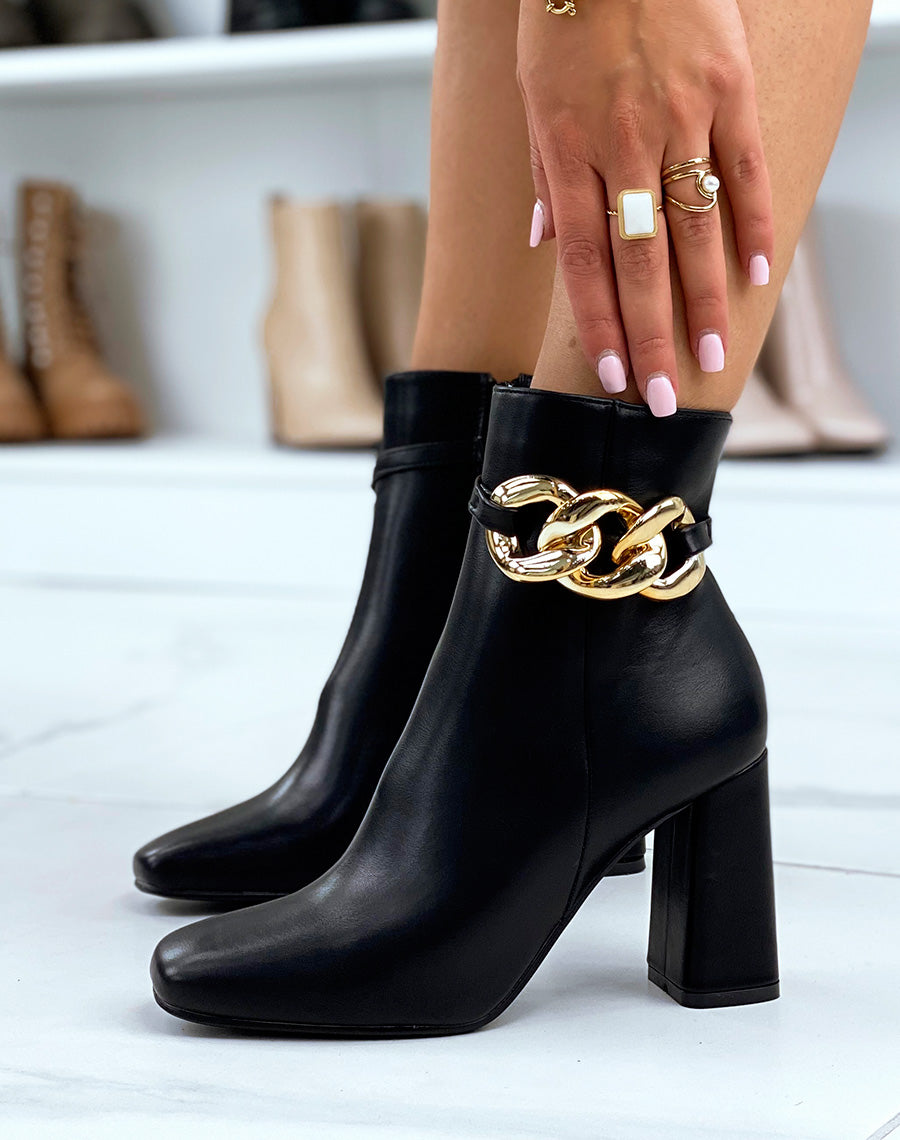 Bottines à talon noires à bout carré et chaine dorée