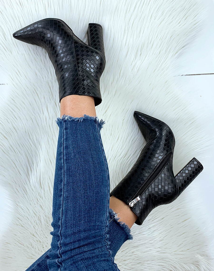 Bottines à talon noires et à bout pointu