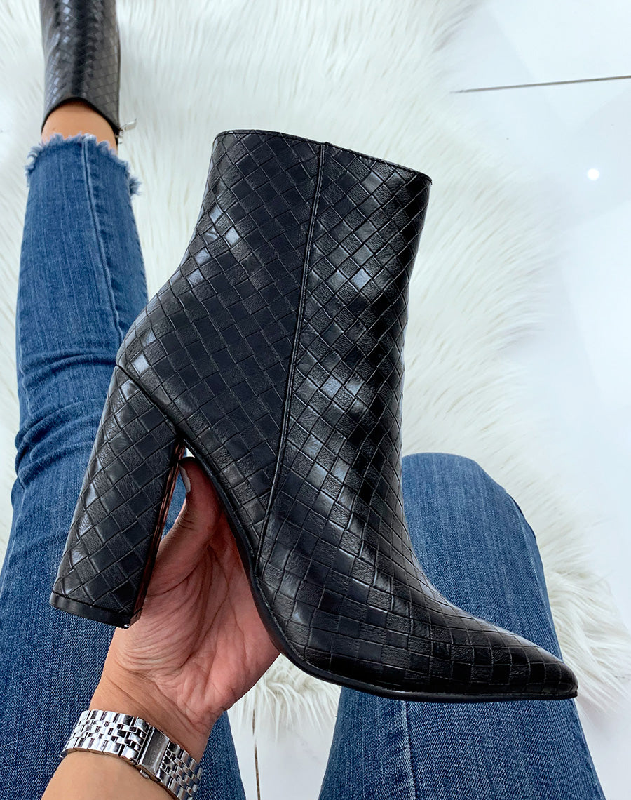 Bottines à talon noires et à bout pointu