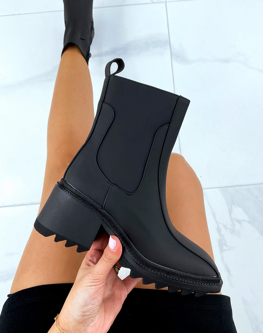 Bottines à talon noires gommées avec surpiqures