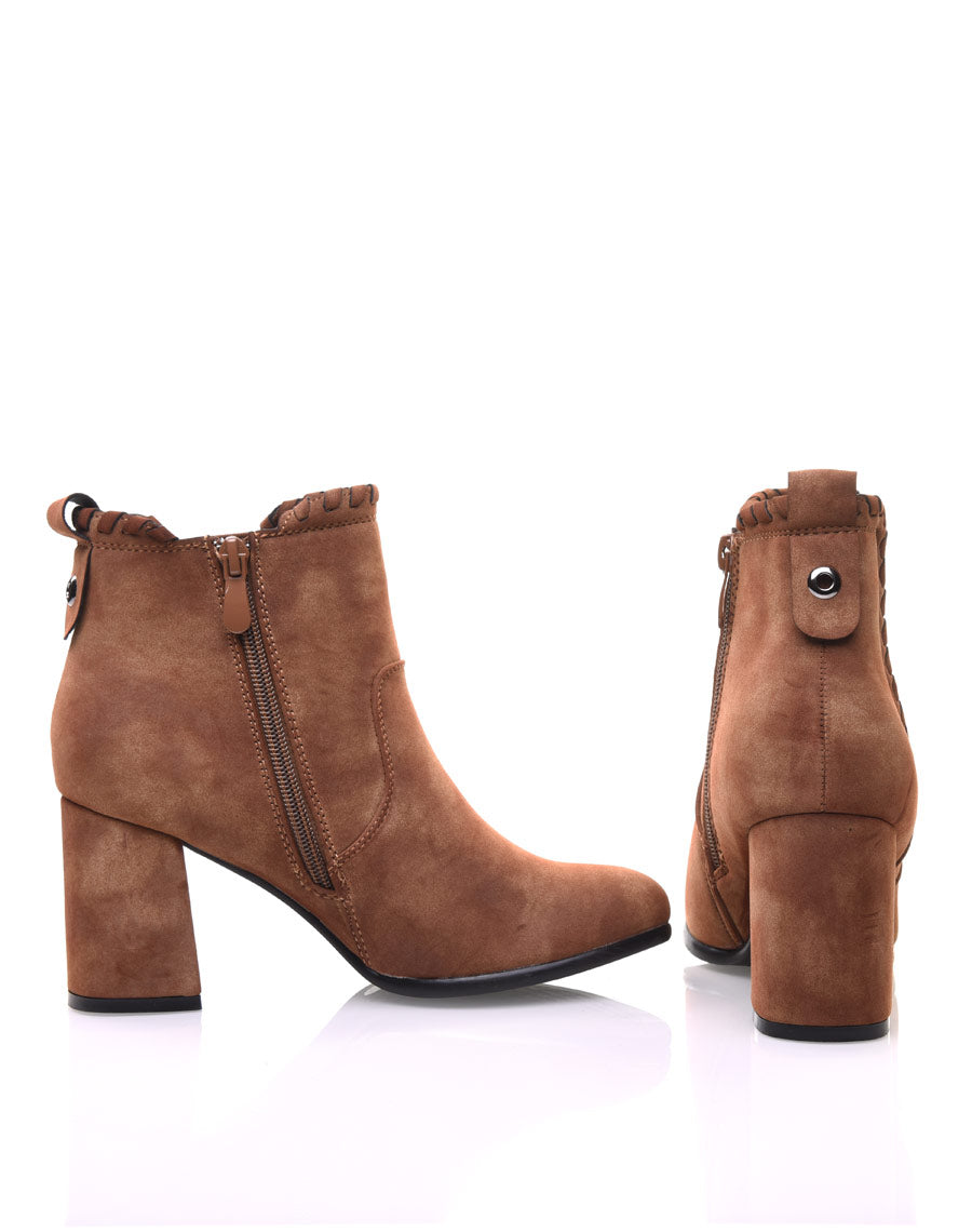 Bottines à talons camel en suédine et détails torsadés