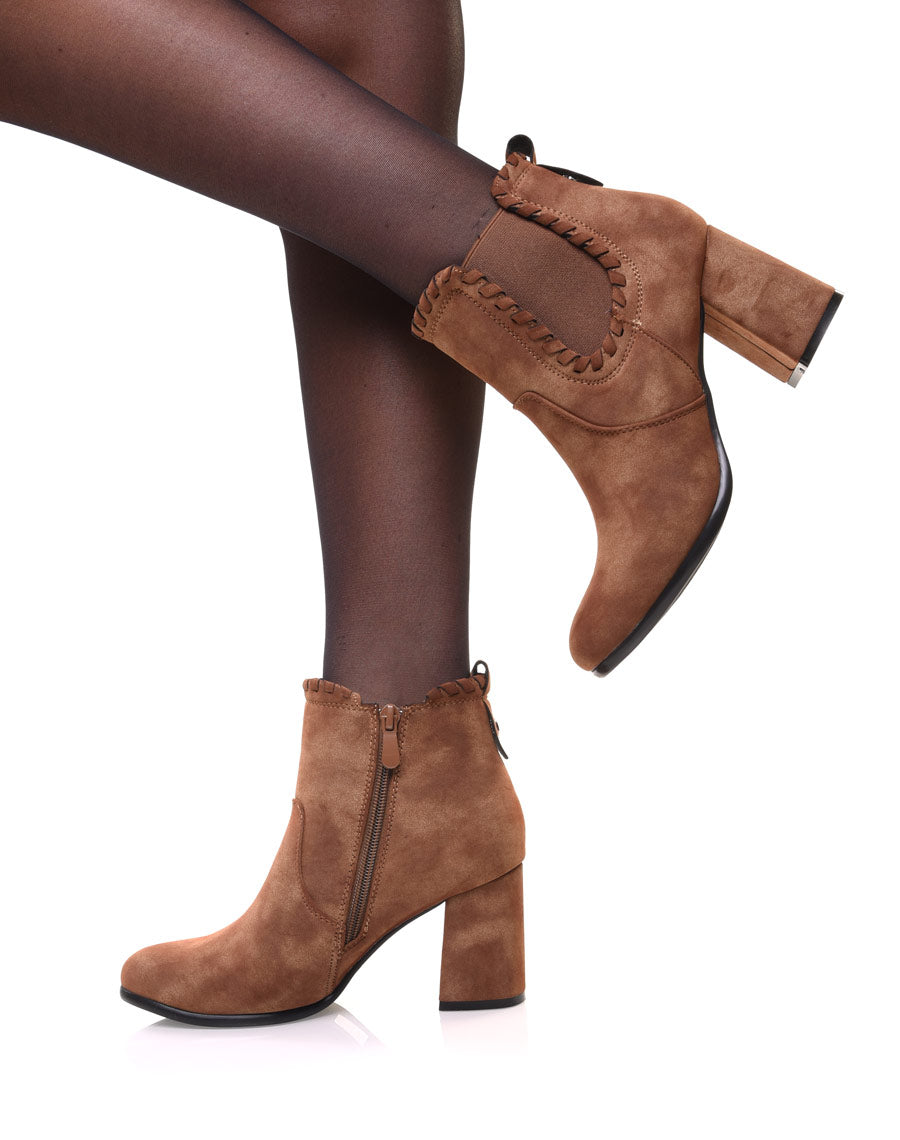 Bottines à talons camel en suédine et détails torsadés