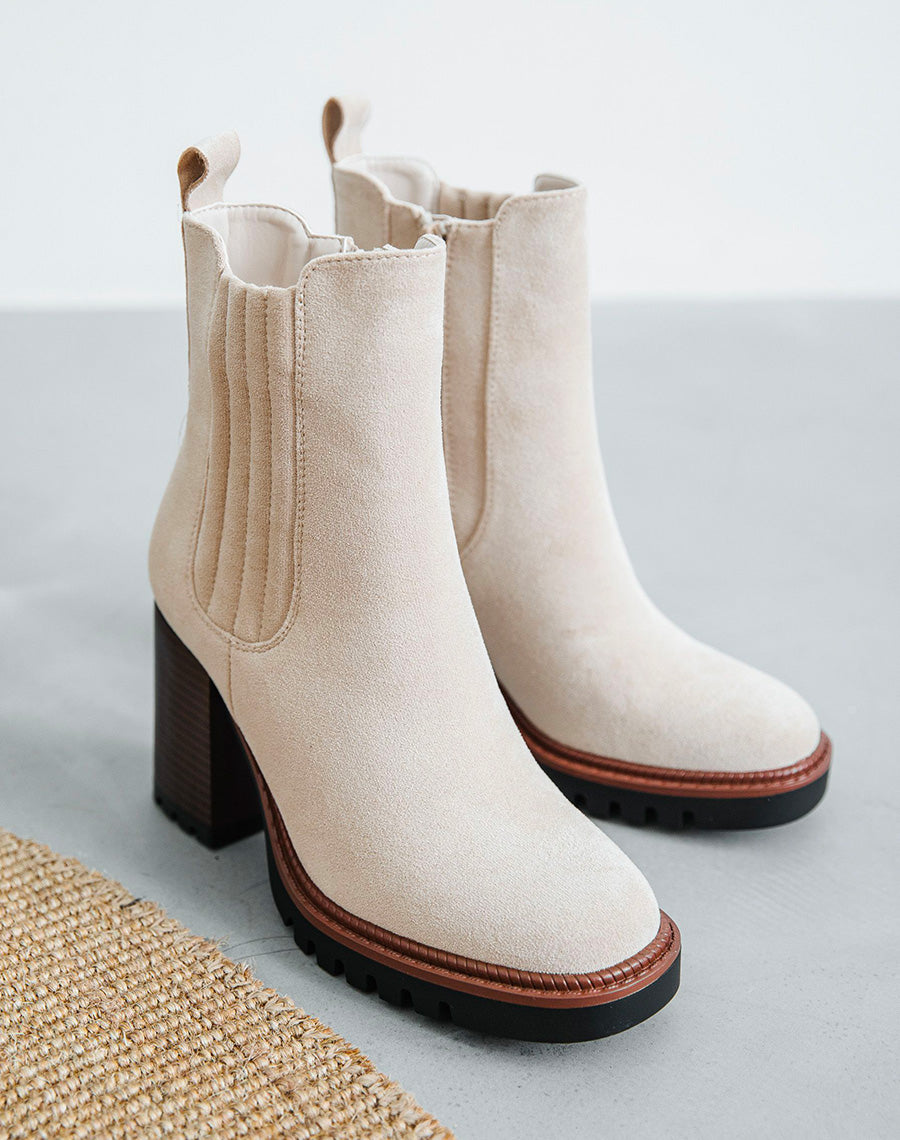 Bottines à talons carré en suédine beige 