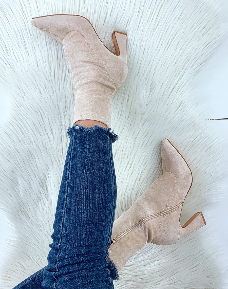 Bottines à talons en suédine beige à bout pointu