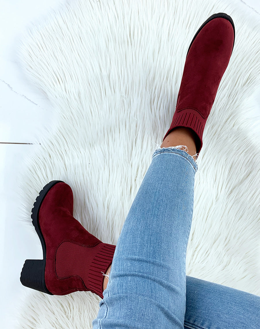 Bottines à talons en suédine bordeaux effet chaussettes