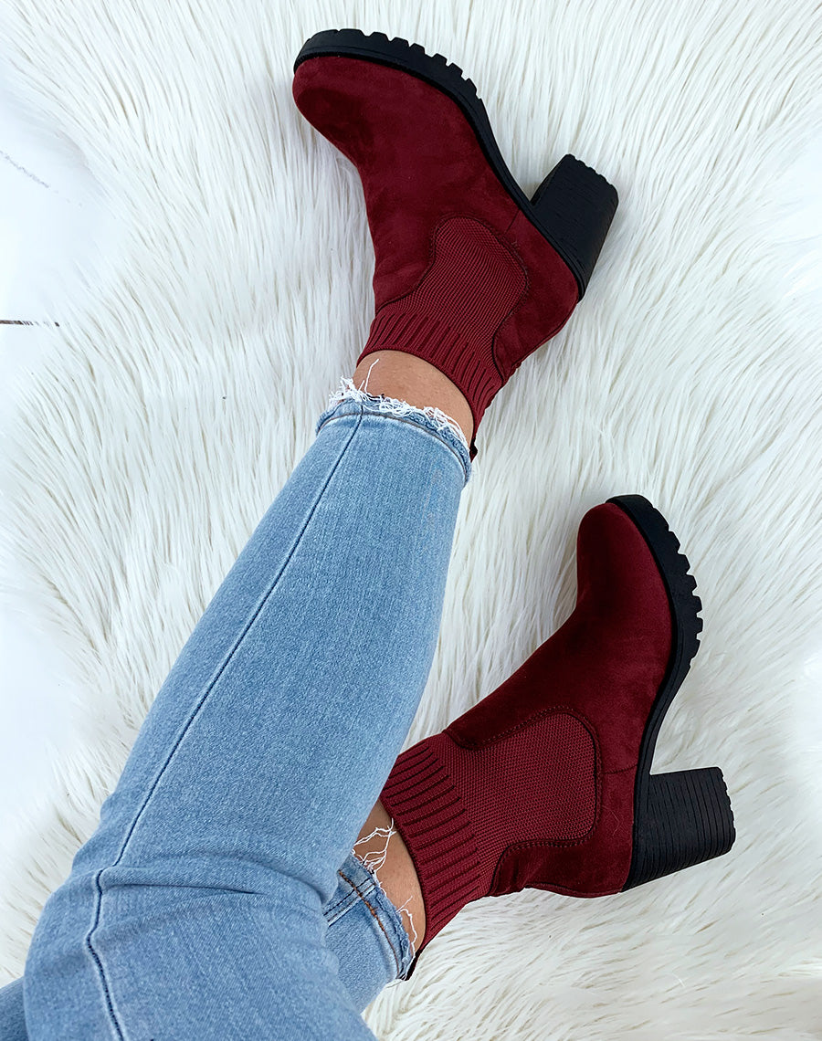 Bottines à talons en suédine bordeaux effet chaussettes
