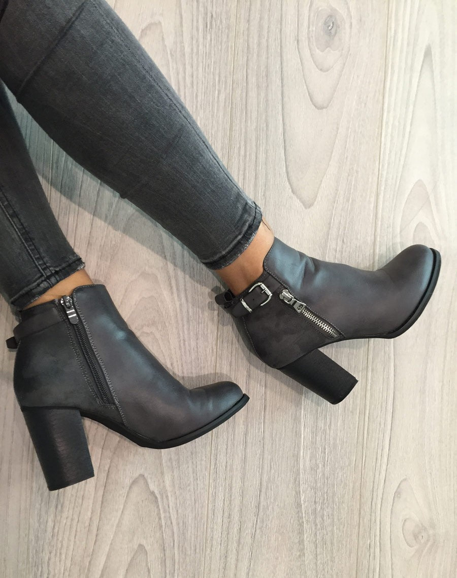 Bottines à talons grises bi matières avec sangle 