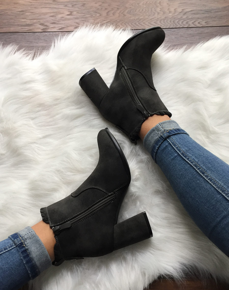 Bottines à talons grises en suédine et détails torsadés