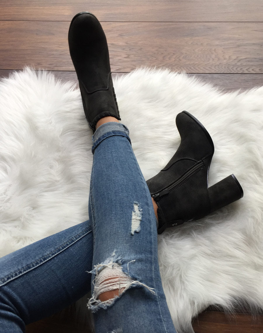 Bottines à talons grises en suédine et détails torsadés