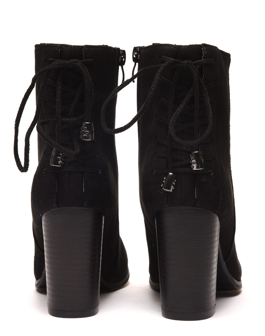 Bottines à talons noires avec lacet arrière décoratif