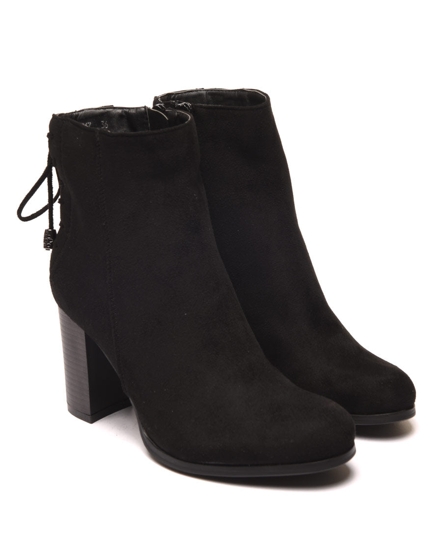 Bottines à talons noires avec lacet arrière décoratif