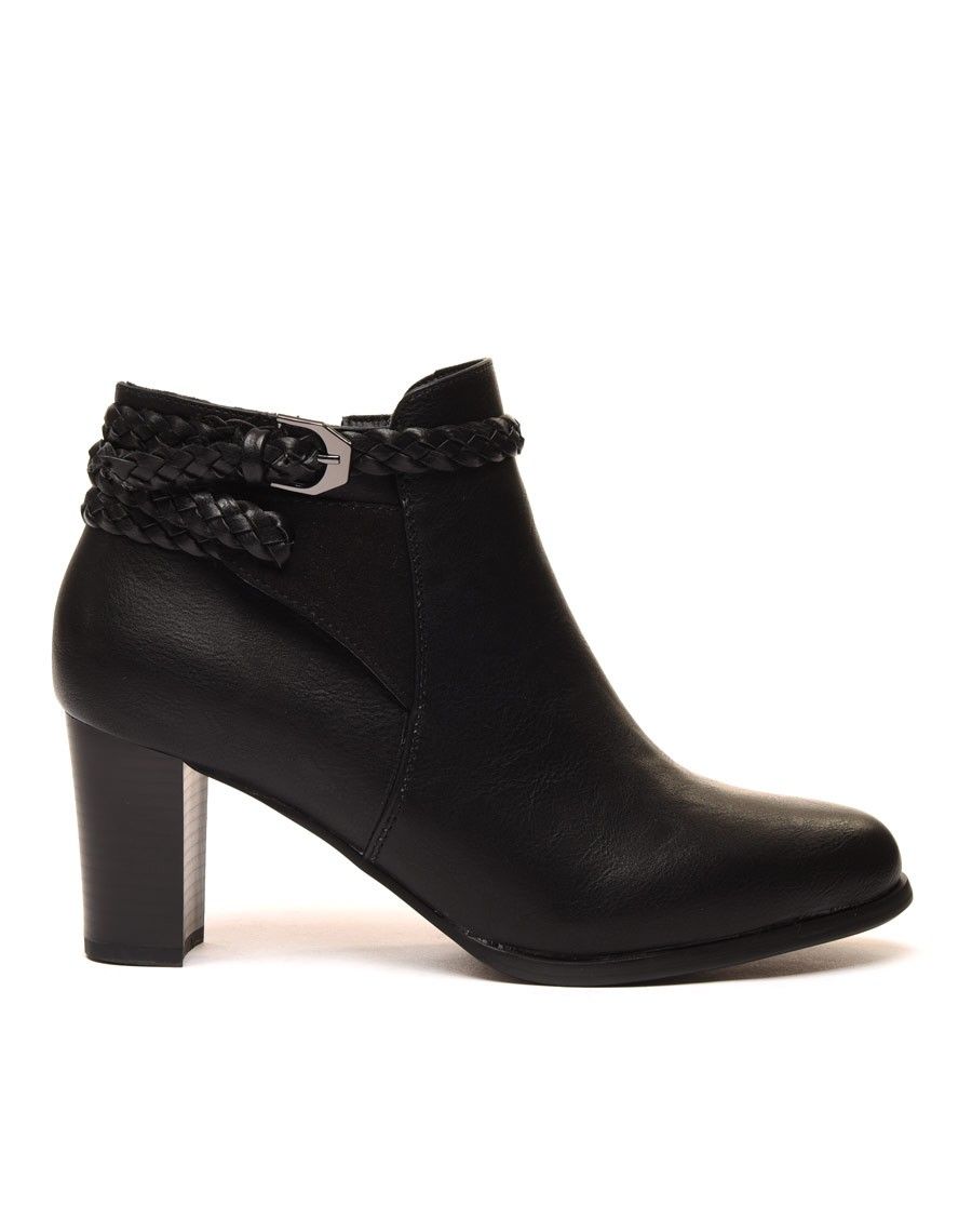 Bottines à talons noires avec lanières tressées
