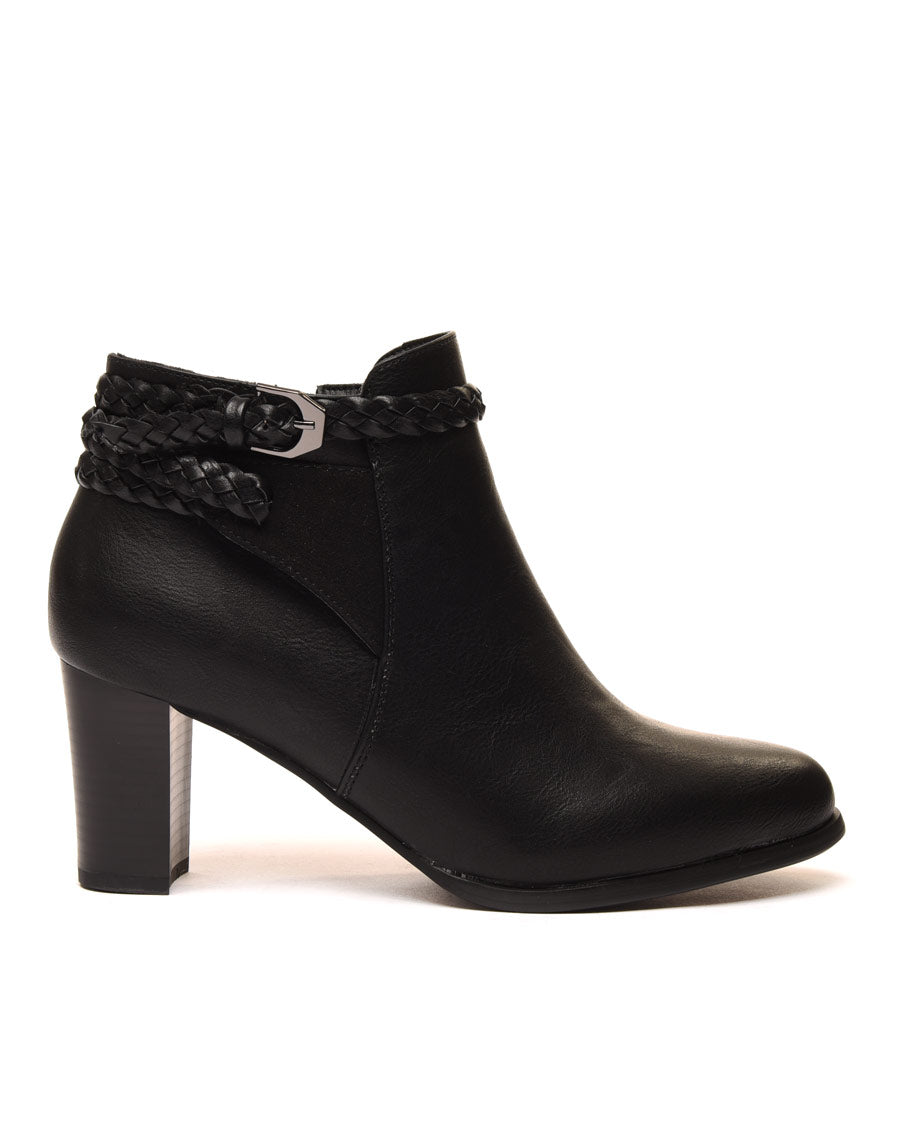 Bottines à talons noires avec lanières tressées