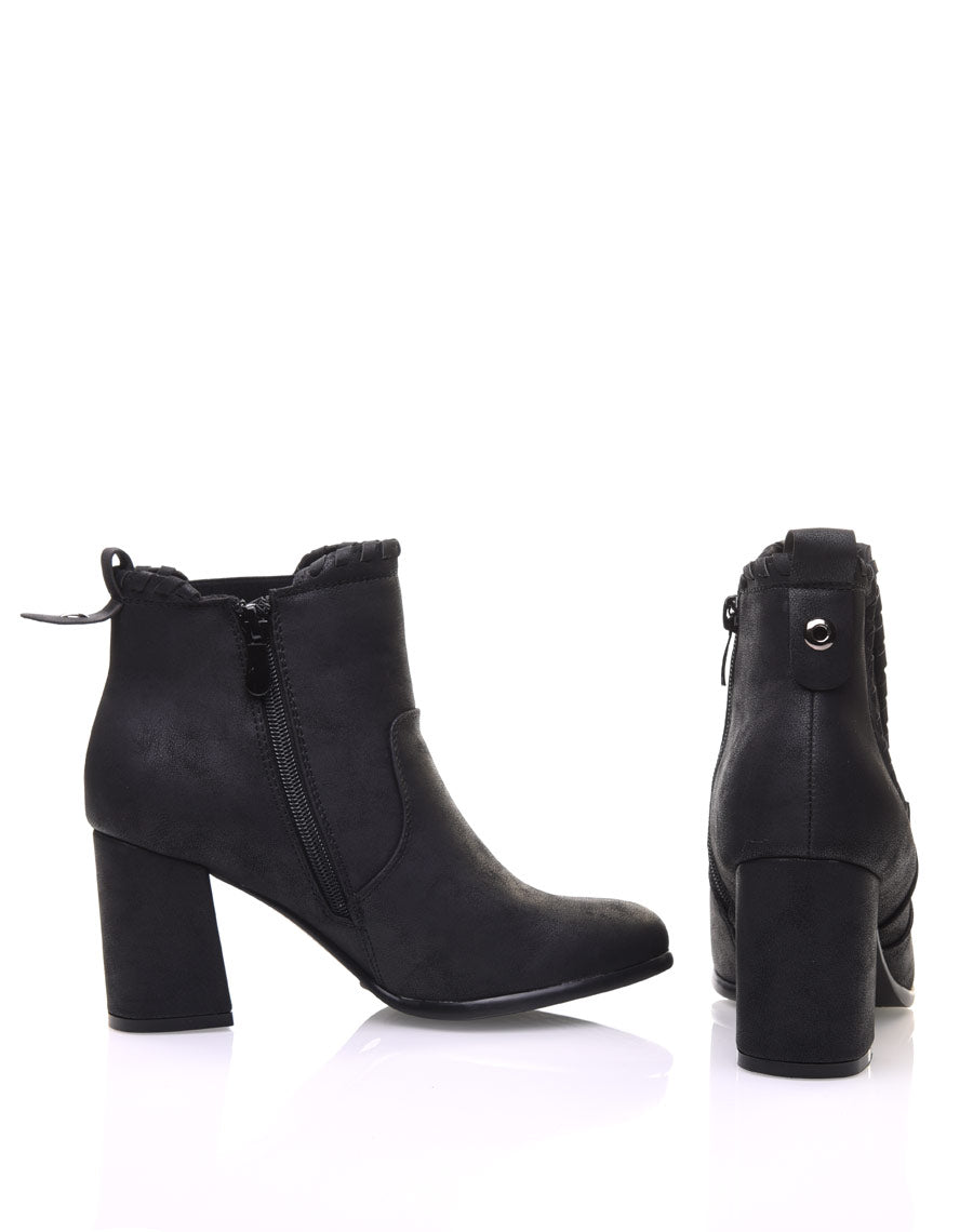 Bottines à talons noires en suédine et détails torsadés